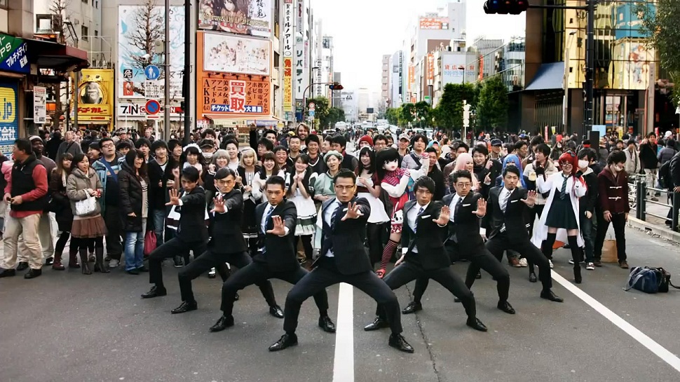 World Order Menyanyi dan Menari Bersama Maid dan AKB48