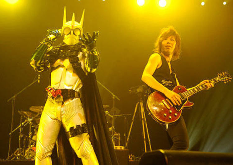 Aktor Kamen Rider Eternal Menyanyikan Musik Vocaloid Tengaku