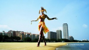 Ibu Ultraman Kembali Hadir Sebagai Model Fashion Terbesar di Jepang