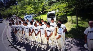 Meminta Maaf Pada Pendukung, Tim Baseball SMU Jepang Ini Berdiri Dibawah Hujan Selama Satu Jam