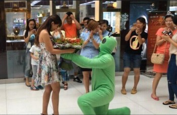 Pria Ini Cosplay Jadi Cactuar Dari Final Fantasy Ketika Melamar Kekasihnya