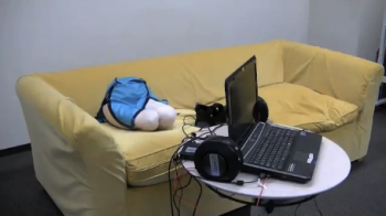Cuma Punya Pacar Virtual? Nggak Masalah, Oculus Rift dan Bantal Ini Solusinya!