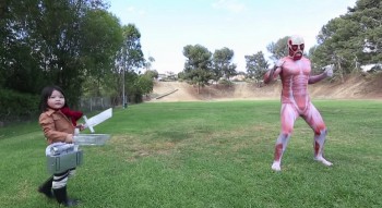 Lihatlah Mikasa Berumur 4 Tahun Ini Menaklukkan Colossal Titan!