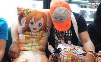 Otaku Ini Kencan Dengan Dakimakuranya, di Dalam Kereta