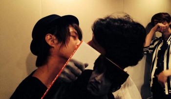 Kenjiro Tsuda ‘Mencium’ Rekan Seiyuunya, Tetsuya Kakihara dan Takuya Eguchi