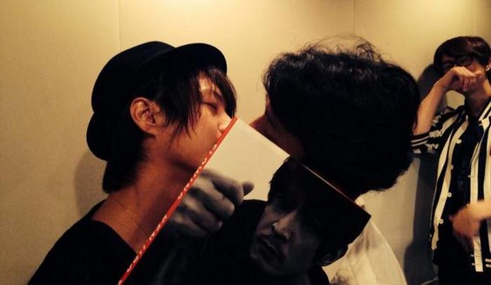 Kenjiro Tsuda ‘Mencium’ Rekan Seiyuunya, Tetsuya Kakihara dan Takuya Eguchi