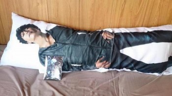 Pernah Berharap Ingin Melucuti Baju Gackt? Wujudkan Impianmu Dengan Dakimakura Ini