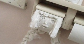 Karya Seni Tisu Toilet ini Meneror Seorang Pengguna Toilet Umum di Jepang