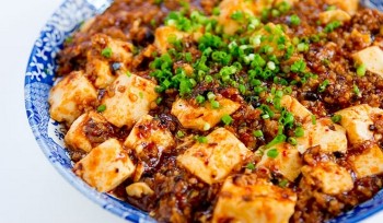 Restoran China Berkolaborasi Dengan Mangaka Yaoi Untuk Menciptakan T-Shirt Lezat Ini