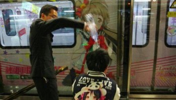 Muak Dengan Kelakuan Penggemar, Seorang Lelaki Menyiram Penggemar LoveLive! di China