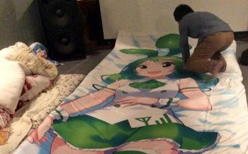 Seorang Otaku Memamerkan Dakimakura Terbesar di Dunia Miliknya