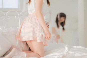 Wanita Jepang Menyemangati Pekerja Yang Bekerja Saat Golden Week Dengan Foto Paha