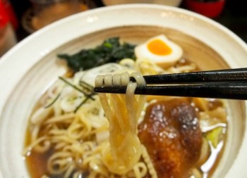 Tidak Cuma Makan Ramen, Kamu Juga Bisa Sholat Di Restoran Ramen Halal Ini