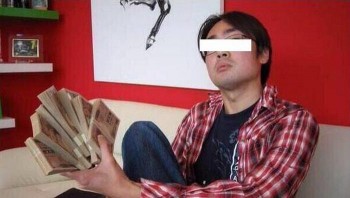 Idolanya Terjerat Skandal, Otaku Idol Yang Sudah Mengeluarkan 7 Juta Yen Ini Membakar Koleksinya
