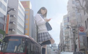Kaiju? Titan? Gadis-gadis Raksasa Mulai Menginvasi Tokyo Sebagai Bagian Dari Seni