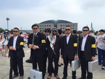 Raja Minyak Arab Terlihat Belanja Di Comiket 88 Ditemani Bodyguard