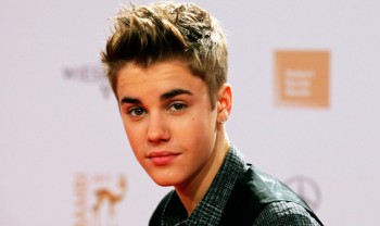 Datang Ke Jepang, Justin Bieber Cium AKB48