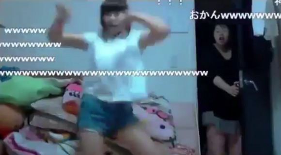 Ibu Pergoki Putrinya Menari Sendiri Di Kamar Untuk Video, Keluarkan Ekspresi Epik
