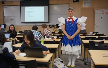 Dosen Universitas Keio Ini Mengajar Semua Kelasnya Sambil Cosplay!
