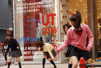 Zombie Siswi SMA ‘Menyerang’ UNIQLO Untuk Promosi ‘I Am a Hero’