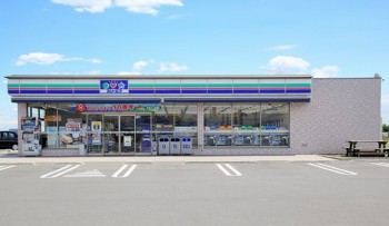 Inilah Rasanya Berada Dalam Mega Convenience Store di Jepang!