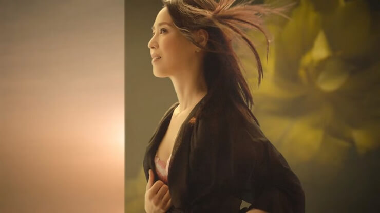 Triumph Mengundang Idol Berumur 54 Tahun Untuk Membintangi Iklan Pakaian Dalam