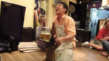 Izakaya di Jepang ini Menghadirkan Atraksi yang 'Gila'