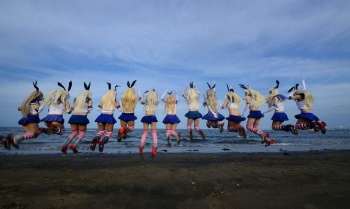 Belasan Cosplayer Shimakaze Terlihat Siap Berlabuh di Pantai Prefektur Mie