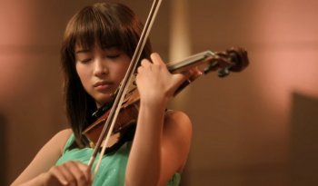 Live-Action ‘Kimi Uso’ Memperlihatkan Cuplikan Kaori dan Arima di Panggung